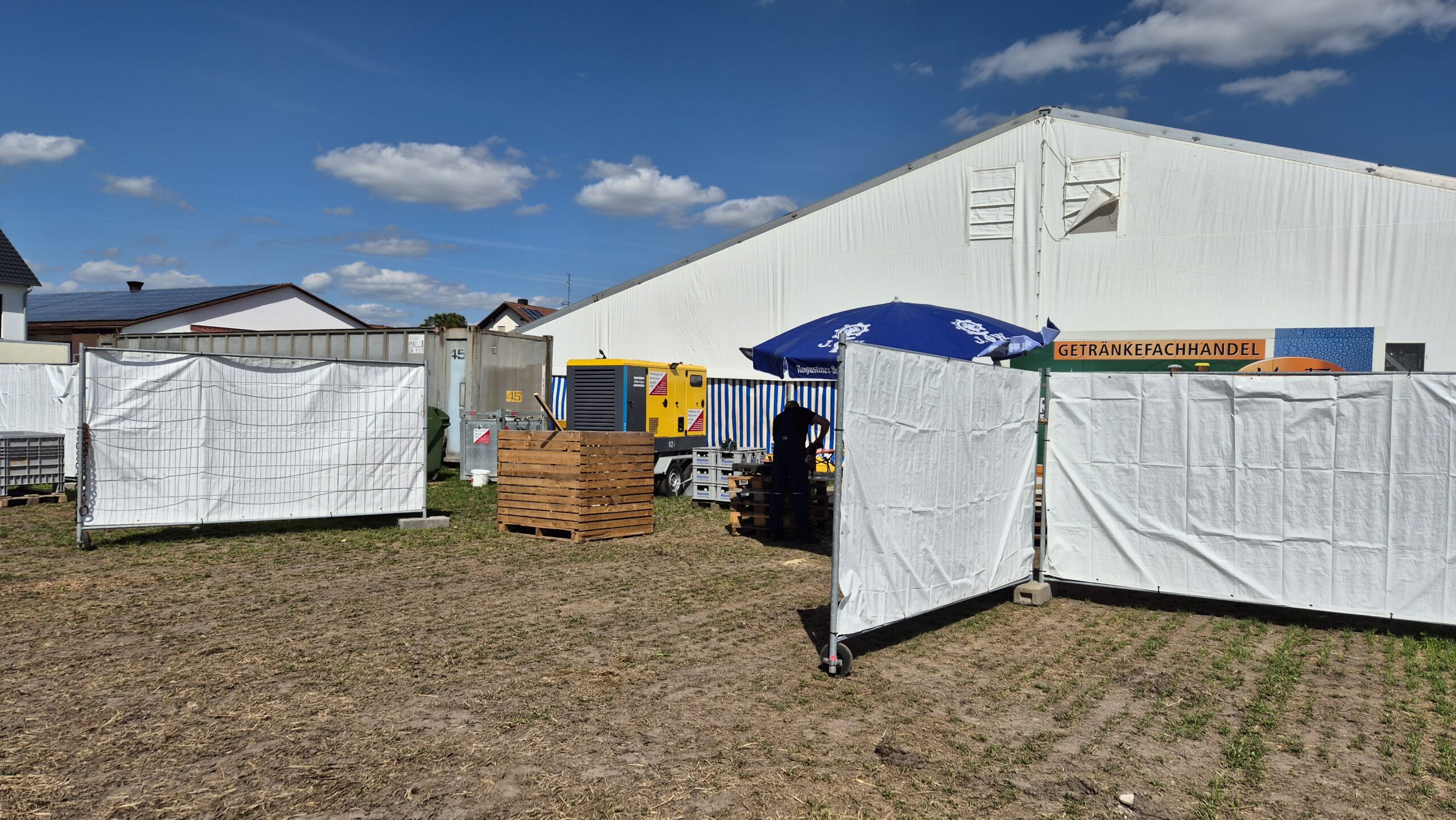 Das Stromaggregat steht neben einem Zelt und versorgt das Zelt mit Strom