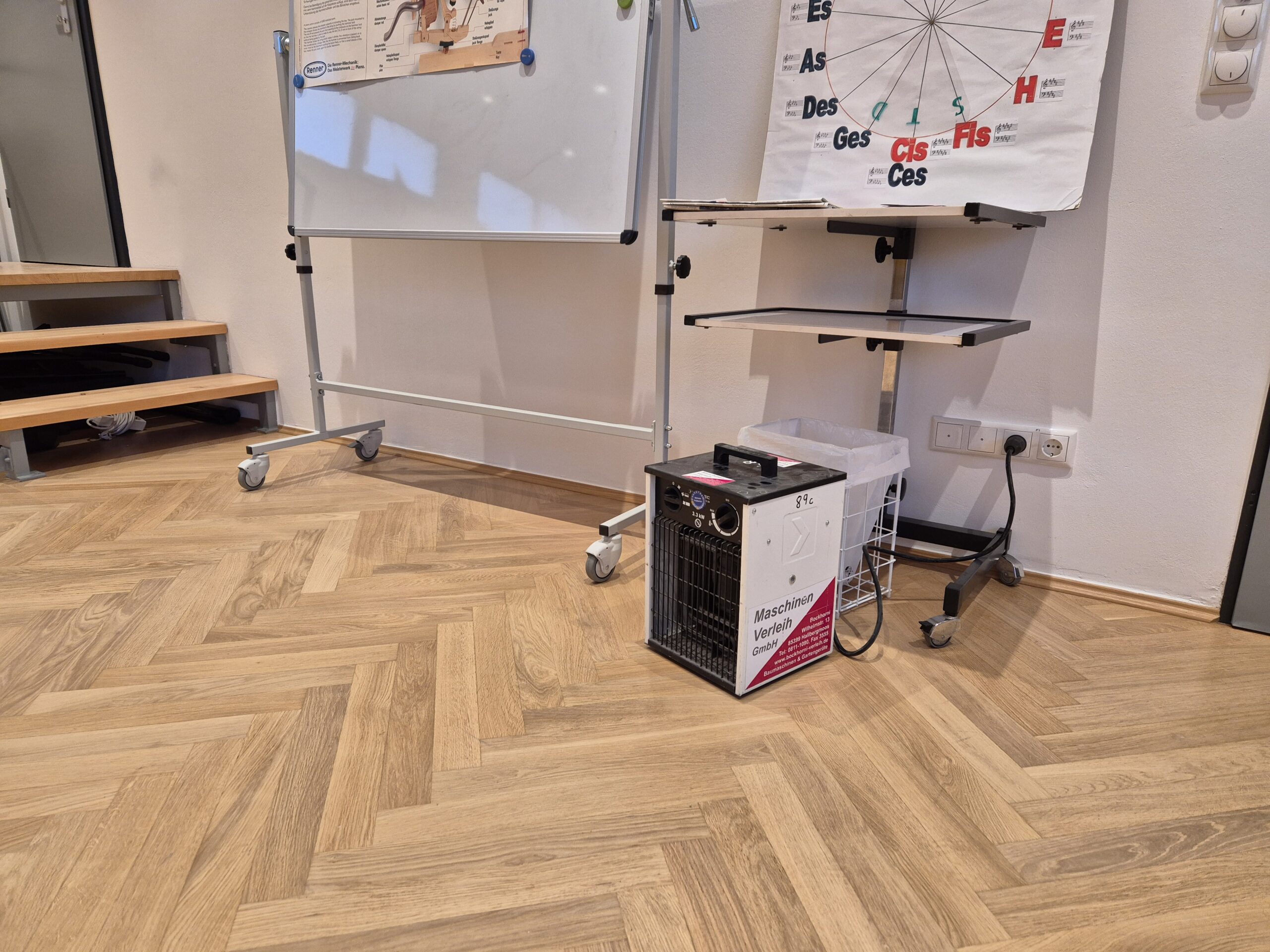 Der Elektroheizer aufgestellt in einem Raum einer Musikschule