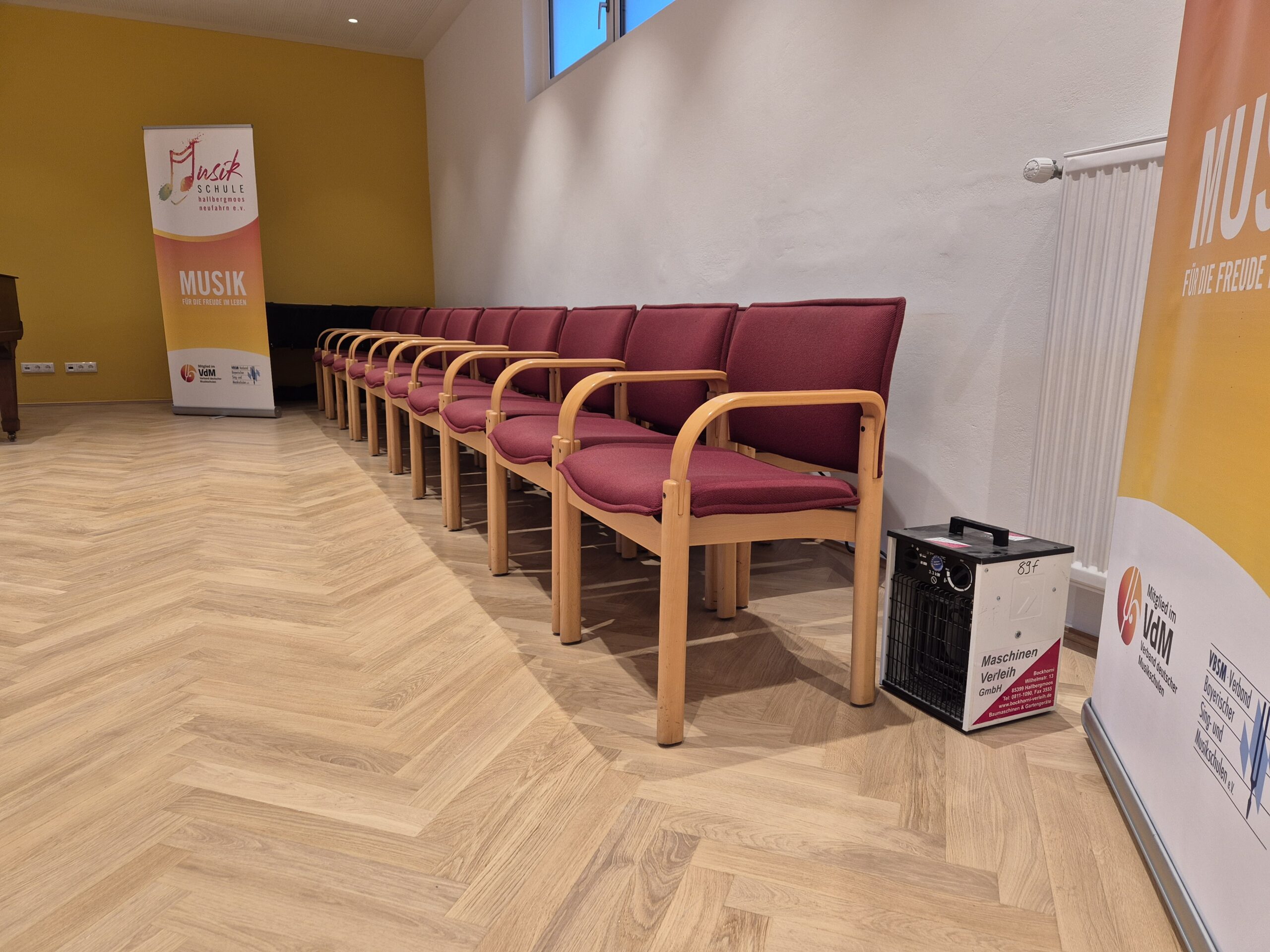 Der Elektroheizer aufgestellt in einem Raum einer Musikschule