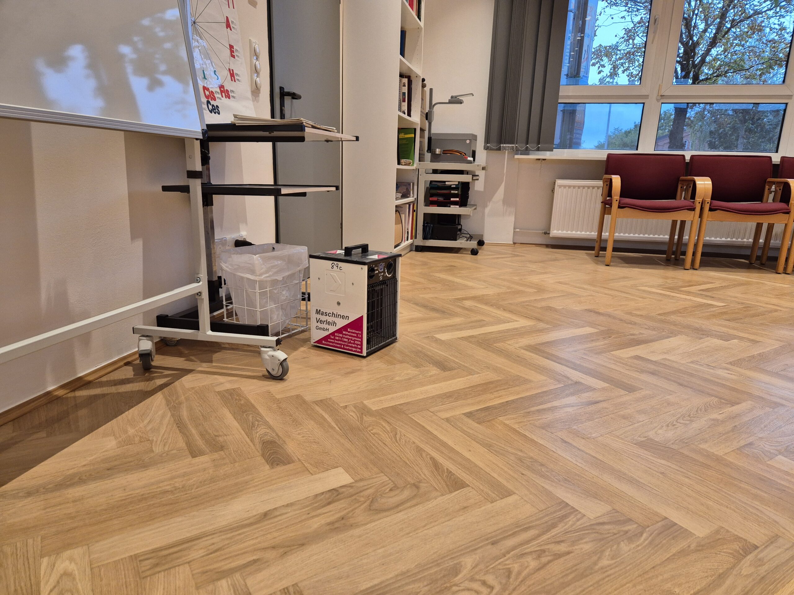 Der Elektroheizer aufgestellt in einem Raum einer Musikschule