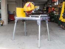 Die Steinschneidemaschine steht in der Halle aufgebaut