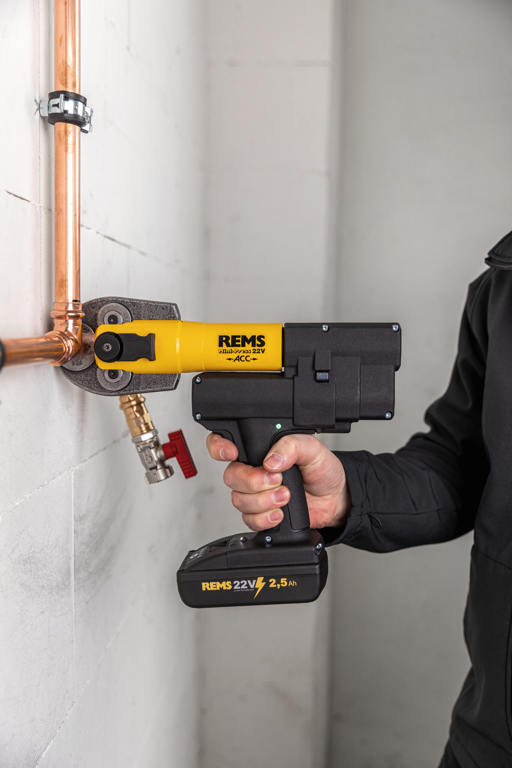 Die Rohrleitungspresse beim Verpressen einer Kupferrohrleitung