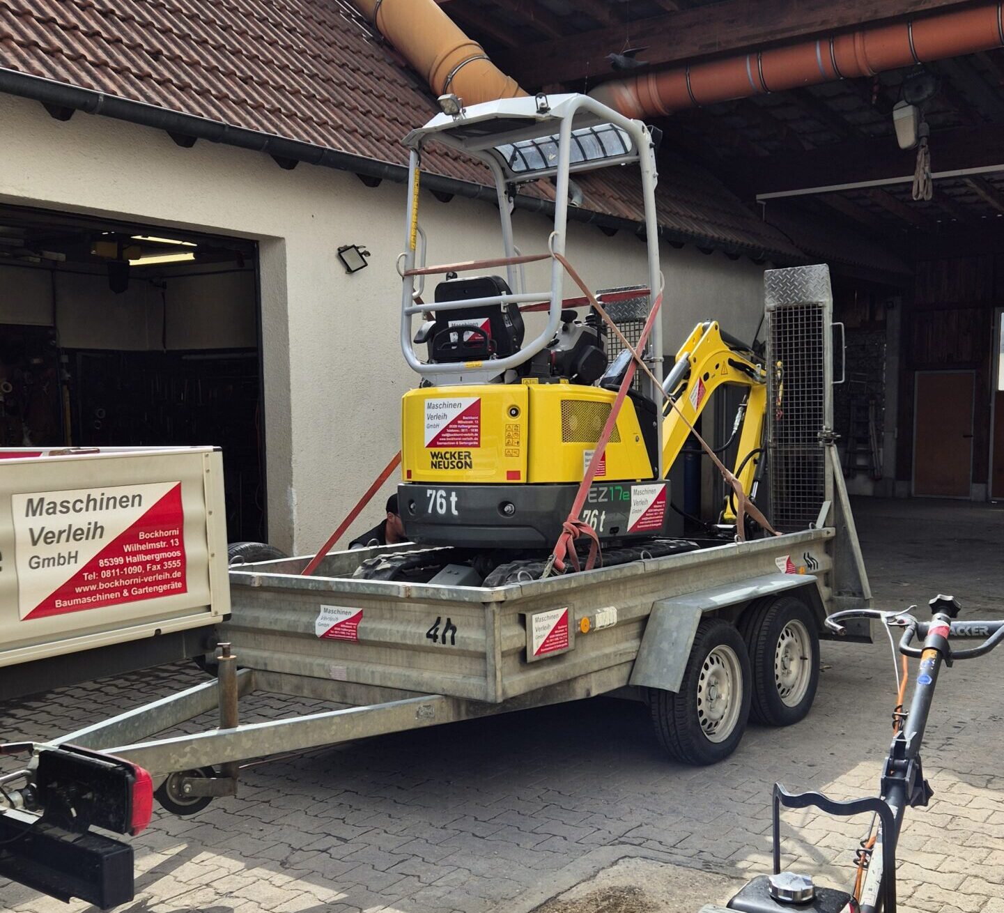 Der Minibagger steht auf einem Anhänger verladen