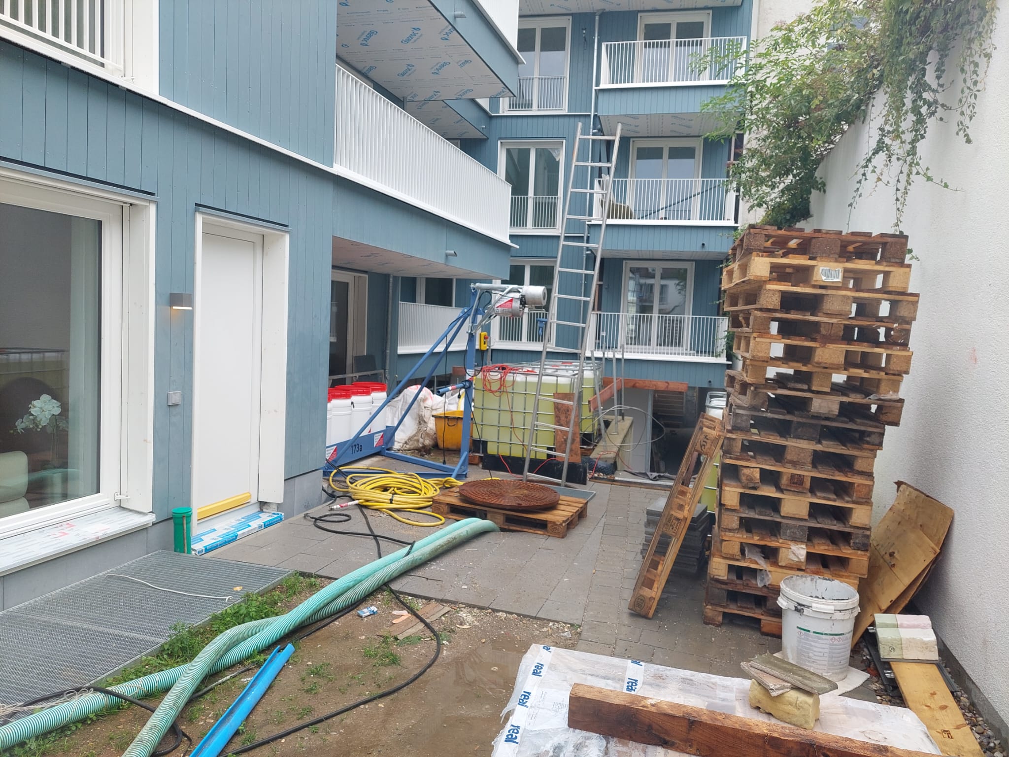 Die Seilwinde mit Dreibein aufgebaut in einem Hinterhof