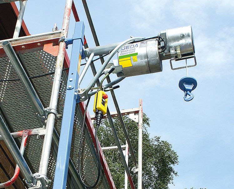 Der Seilaufzug befestigt am Gerüst