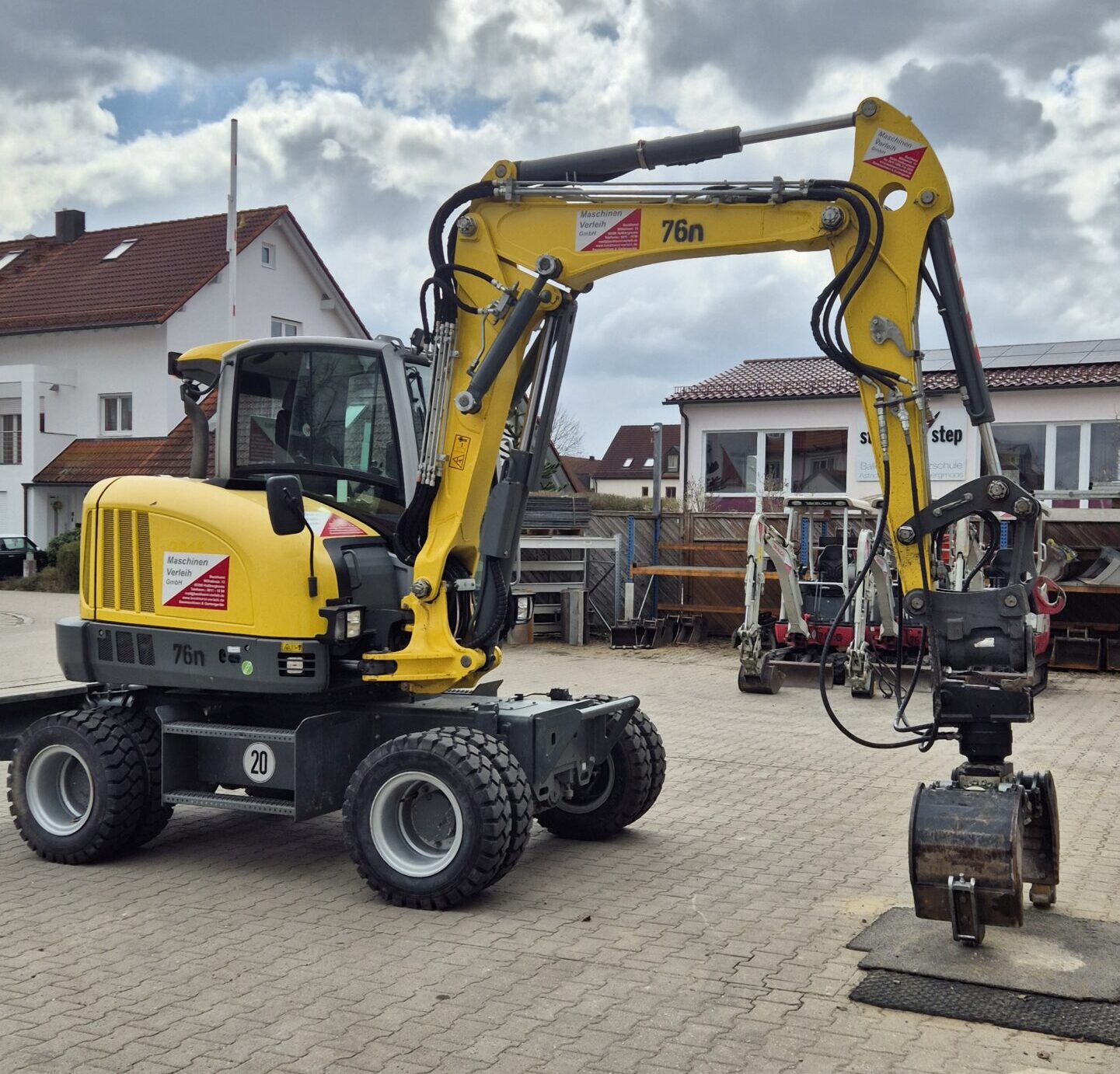 Mobilbagger mit angebauten Sortiergreifer