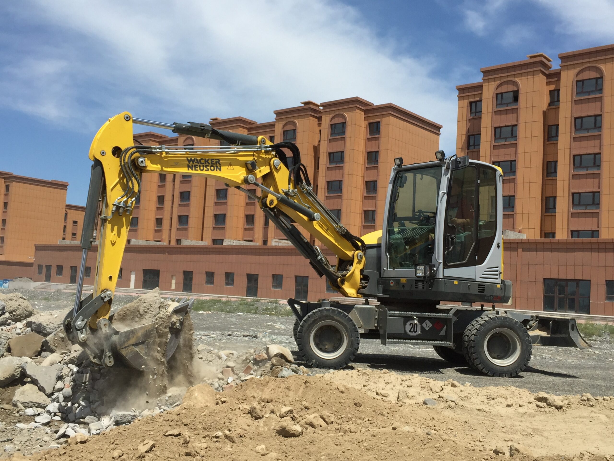 Der Mobilbagger auf einer Baustelle mit angehobenen Hubarm