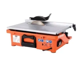 Die Fliesenschneidmaschine mit Diamantblatt freigestellt.