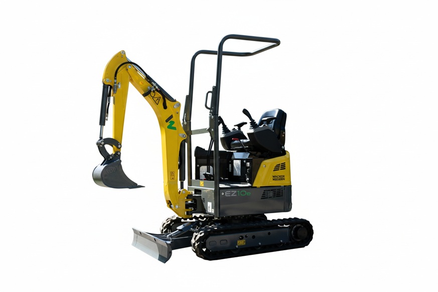 Der Elektrobagger mit eingezogenem Baggerarm und Löffel freigestellt.