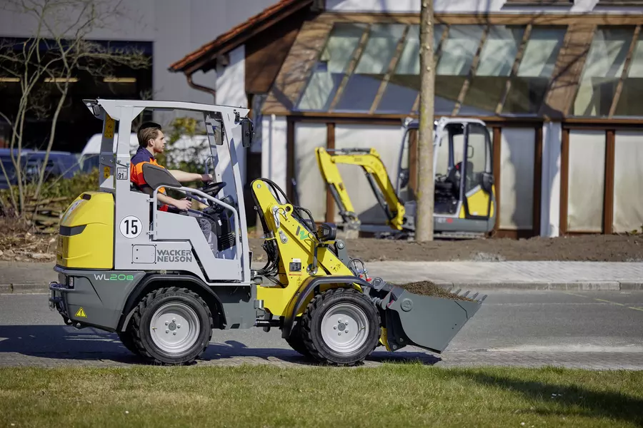 Der Elektrolader beim Verfahren von Kies