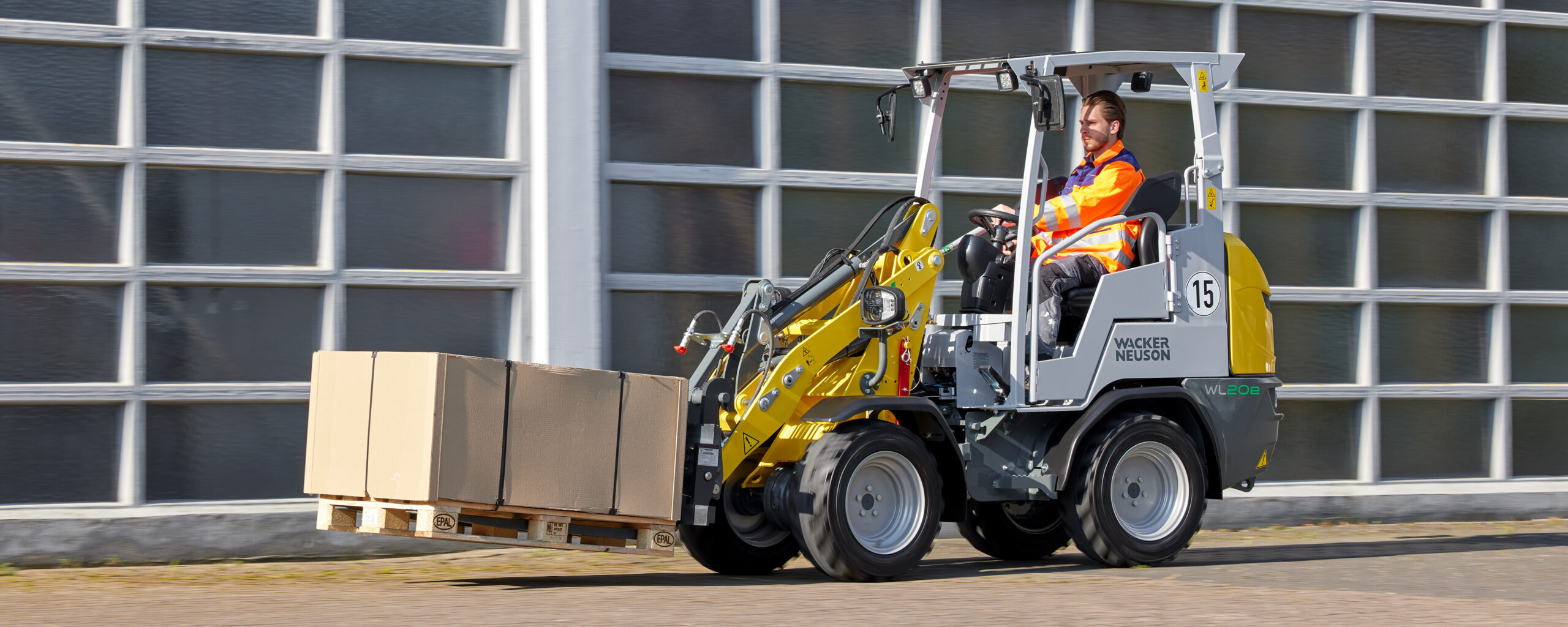 Der Elektrolader beim Verfahren einer Palette