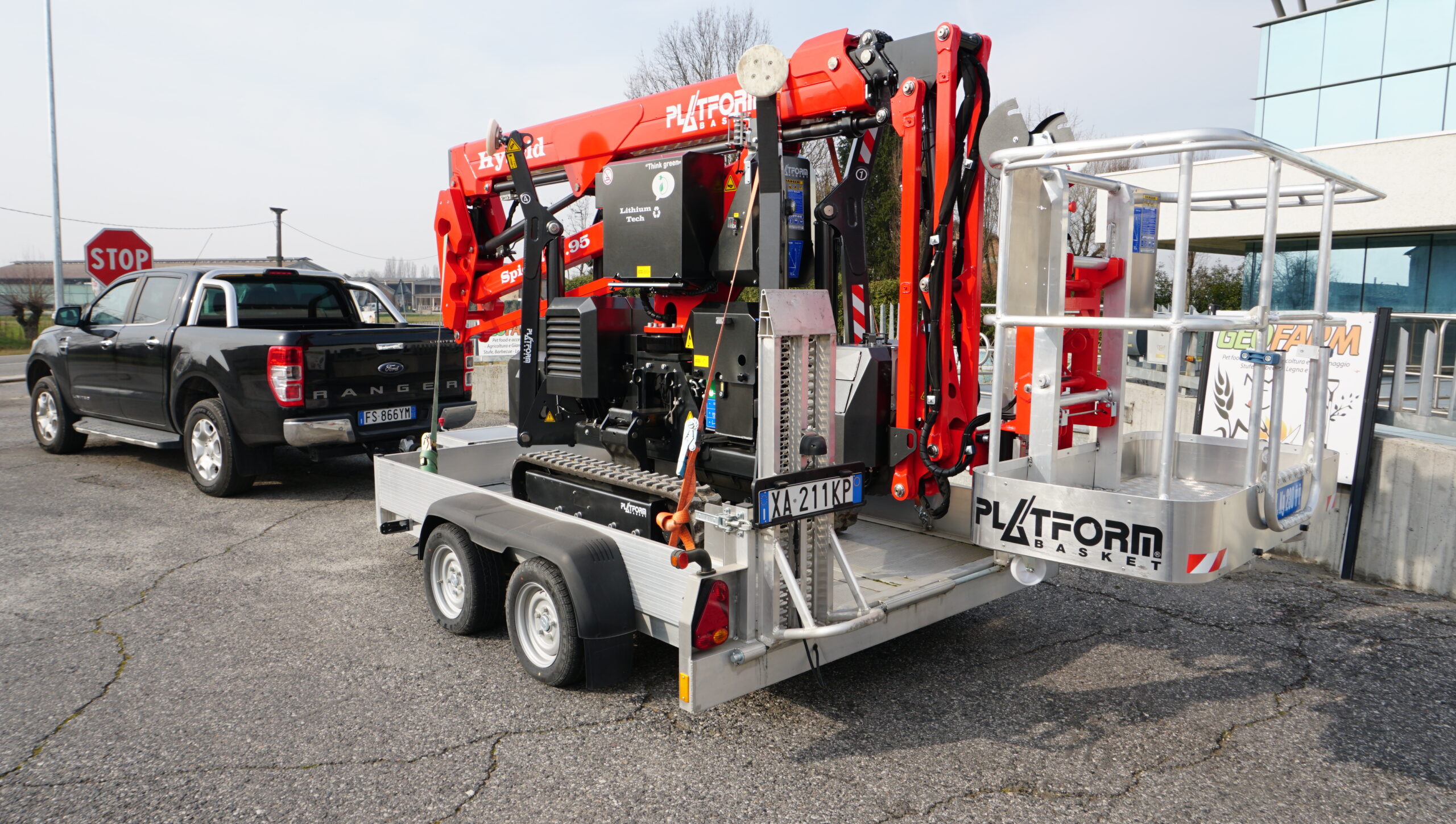 Die Hebebühne auf dem PKW-Anhänger verladen